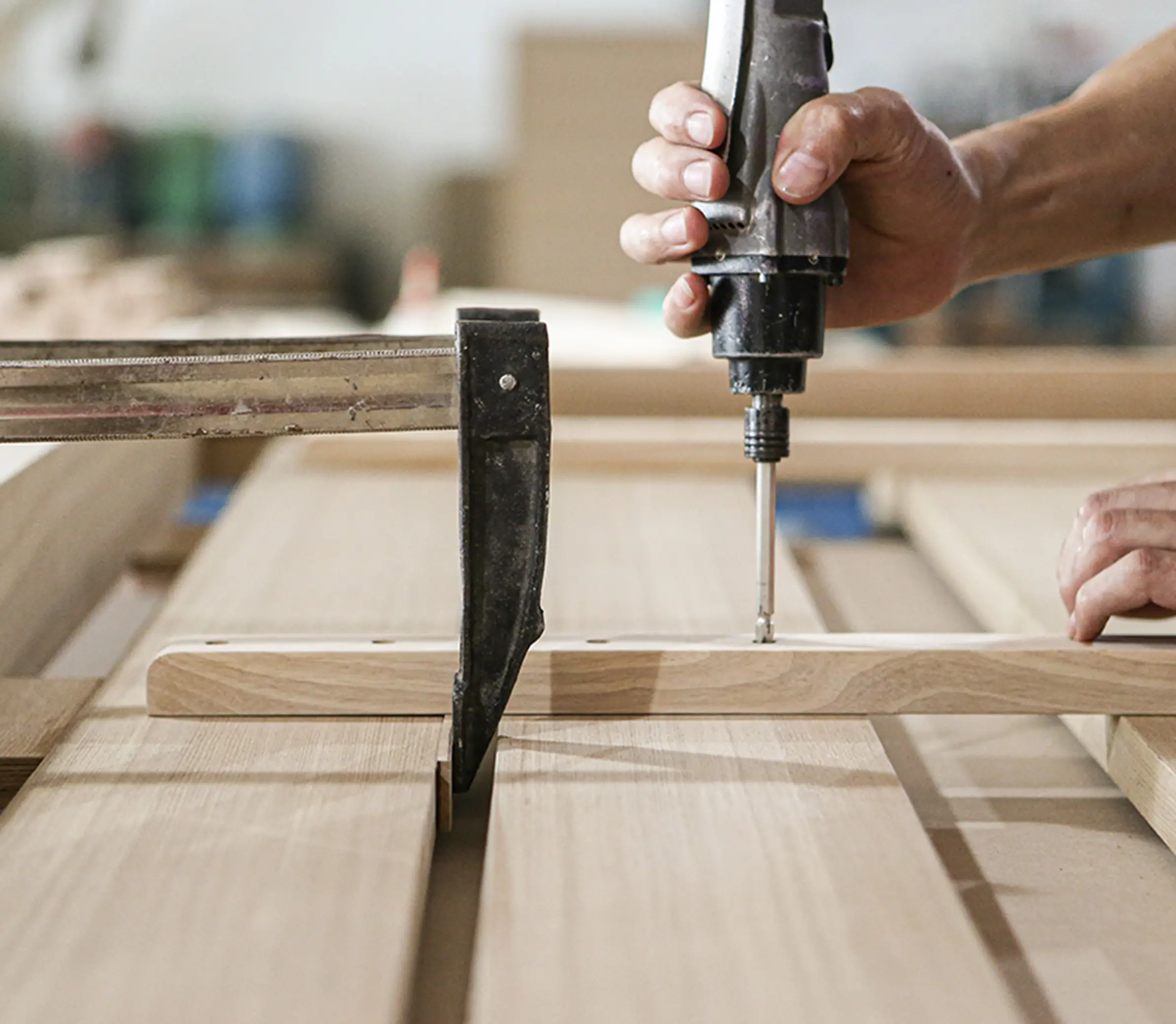 職人により組上げられる最高の一台1