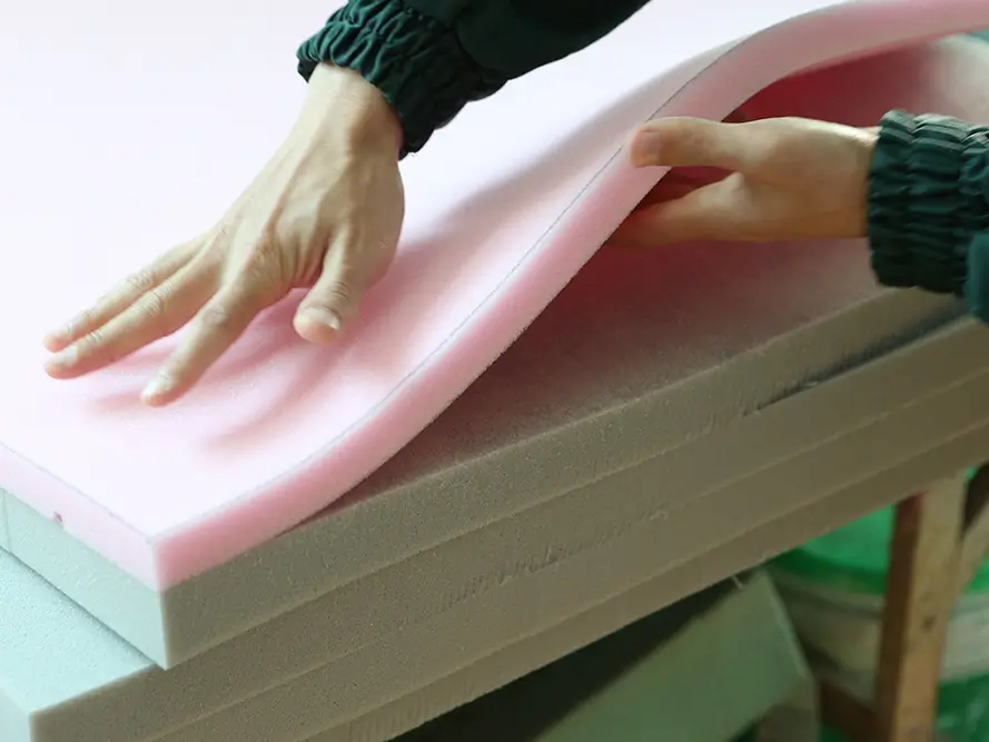 座り心地と耐久性を両立する高密度ウレタン